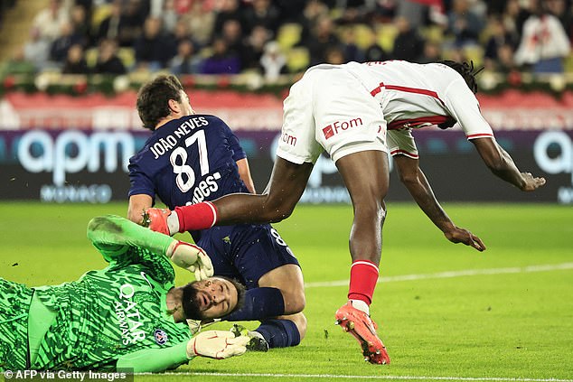 Zvijezda Monaca izbjegla je drugi žuti karton nakon što je Donnarumma udaren čavlima