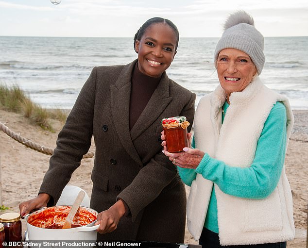 Profesionalna plesačica, 34, trebala bi se pojaviti na svečanom specijalu Dame Mary Berry, Mary Makes Christmas, gdje će je legendarni kuhar, 89, naučiti pripremati božićne poslastice (na slici)