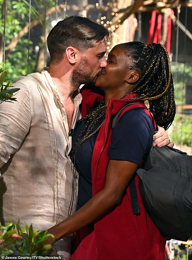 Otini komentari o njezinom obiteljskom životu dolaze samo tjedan dana nakon što se vratila u Ujedinjeno Kraljevstvo s Mariusom i njihovom kćeri iz Australije, nakon finala I'm A Celebrity (Marius je na fotografiji pozdravlja na poznatom mostu)
