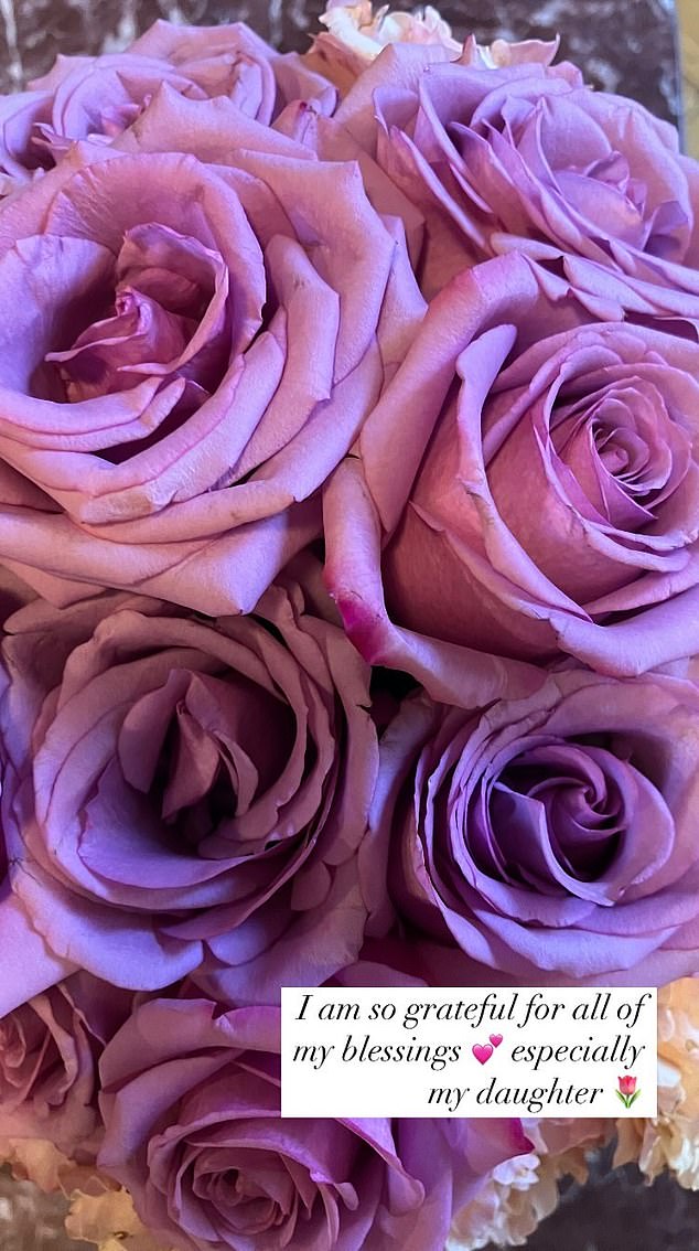 U srijedu, kada je Katie proslavila 46. rođendan, otkrila je da joj je Suri za rođendan poklonila buket ljupkih ljubičastih ruža. 'Tako sam zahvalna za sve svoje blagoslove, posebno moju kćer', napisala je