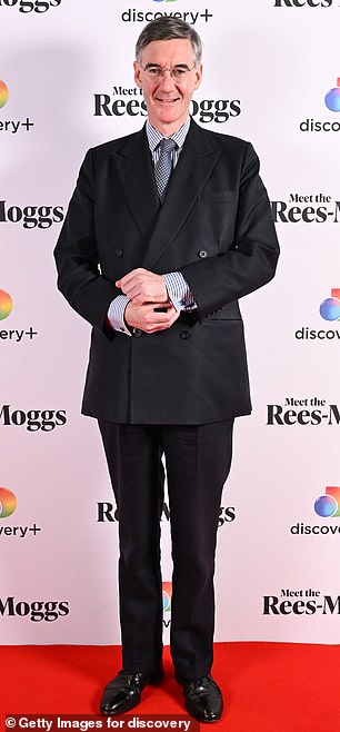 Jacob Rees-Mogg je prepolovio svoje sate
