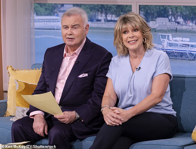Čini se da je zvijezda serije Loose Women prihvatila mirovnu ponudu bivšeg supruga Eamonna i uzvratila lajkom na objavu njega i njegove suvoditeljice Isabel Webster dok su završavali svoju posljednju emisiju ove godine.