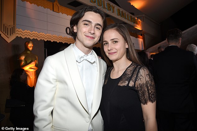 Timothee je na slici sa sestrom Pauline 2018