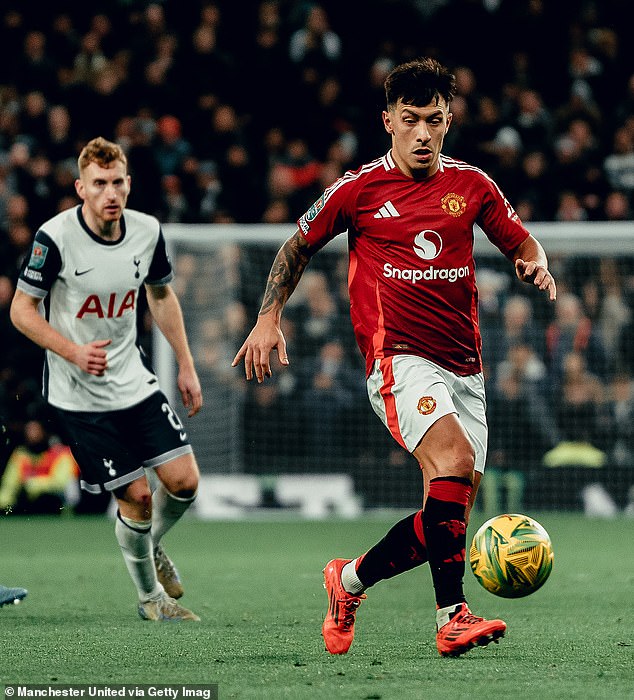 Martinezov (desni) udarcem u zadnjicu vodi do pogotka Dejana Kuluševskog samo minutu nakon prekida