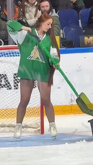 Ledena djevojka čisti oko vratnice