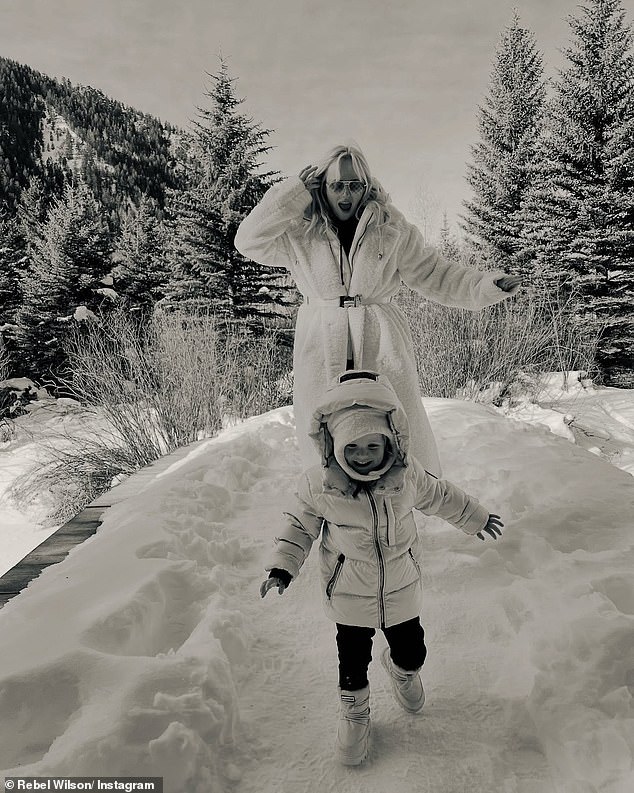 Jedna fotografija iz serije koja je ovaj tjedan podijeljena na Instagramu, prikazuje Rebel, odjevenu u veliku bijelu skijašku jaknu, kako razigrano lovi Roycea kroz zimski prizor