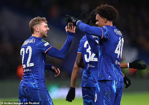 Dewsbury-Hall (lijevo) postigao je pogodak kada je Chelsea pobijedio Shamrock Rovers u četvrtak navečer