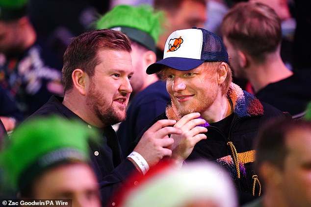 Pop zvijezda je bila sva nasmijana dok je gledao poslijepodnevnu akciju u Ally Pally