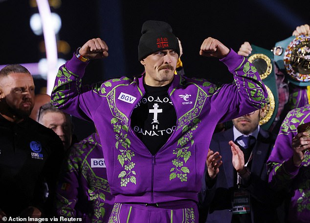 Usyk je na odlasku rekao medijima: 'Moj anđeo mi pomaže, moj Bog mi pomaže, moja žena mi pomaže.'