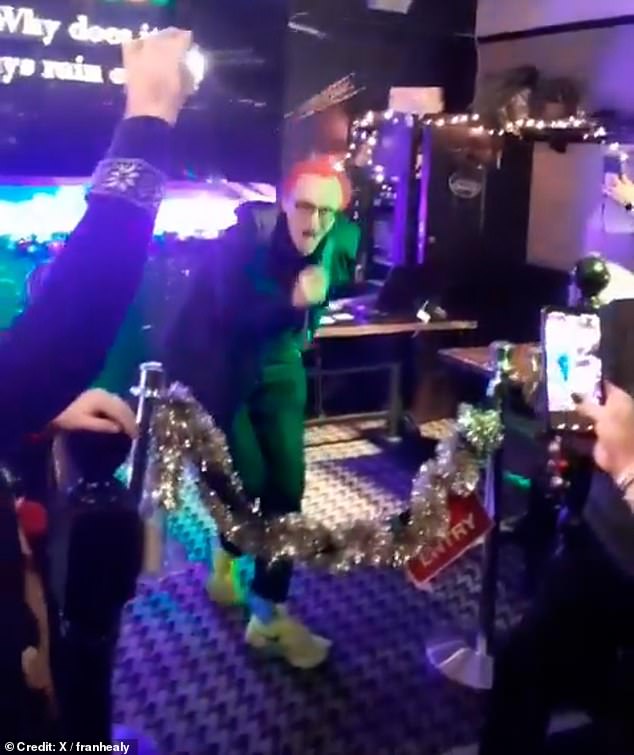 Tijekom karaoke sesije moglo se čuti kladioničare kako pjevaju uz popularni hit iz 1999. dok je Fran, koji je nosio svoju svijetlocrvenu kosu i naočale, komunicirao s publikom