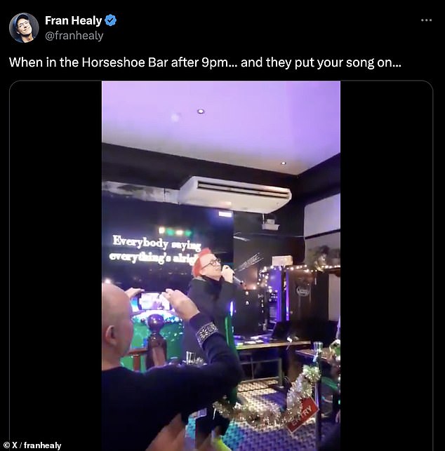 Zvijezda se također oglasila na X-u, nekadašnjem Twitteru, u subotu i objavila video isječak s naslovom: 'Kad u Horseshoe Baru nakon 21 sat... i puste tvoju pjesmu...'
