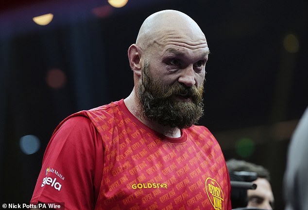 Tyson Fury nije bio zadovoljan odlukom i odmah je izletio iz ringa