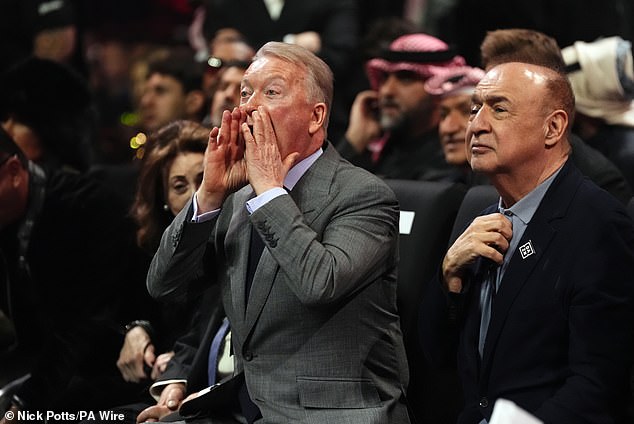 Furyjev promotor Frank Warren također je bio razočaran kako su borbu ocjenjivali i ljudski i neljudski suci