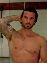 Obožavateljima se tada pruža pogled na trojicu mogućih udvarača, od kojih nijedan ne izgleda kao David Beckham. Na slici: Eliot Donovan