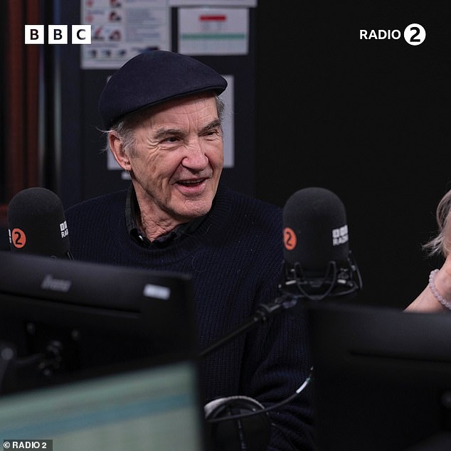 Larry Lamb je sav nasmijan dok se pridružio svojim prijateljima na radiju