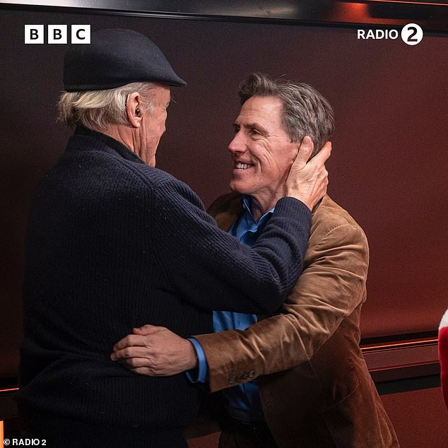 Glumačka ekipa izgledala je oduševljeno dok su se ponovno okupili za radio emisiju (na slici Larry Lamb i Rob Brydon)
