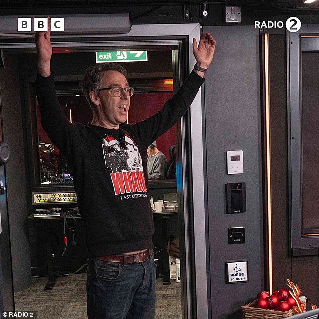 Robert Wilfort, koji glumi Jasona, radosno je stigao na pola predstave