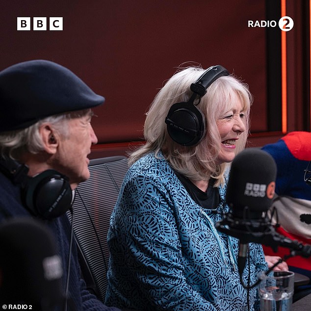 Alison Steadman (Pam) izgledala je oduševljeno dok je sjedila uz svog supruga na ekranu