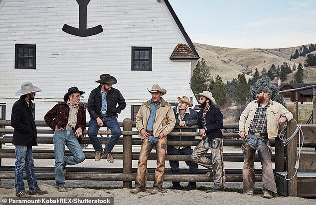 Slijeva na desno: Ryan Bingham kao Walker, Forrie Smith kao Lloyd, Cole Hauser kao Rip Wheeler, Kevin Costner kao John Dutton, Jefferson White kao Jimmy Hurdstrom, Denim Richards kao Colby, Luke Peckinpah kao Fred Myers
