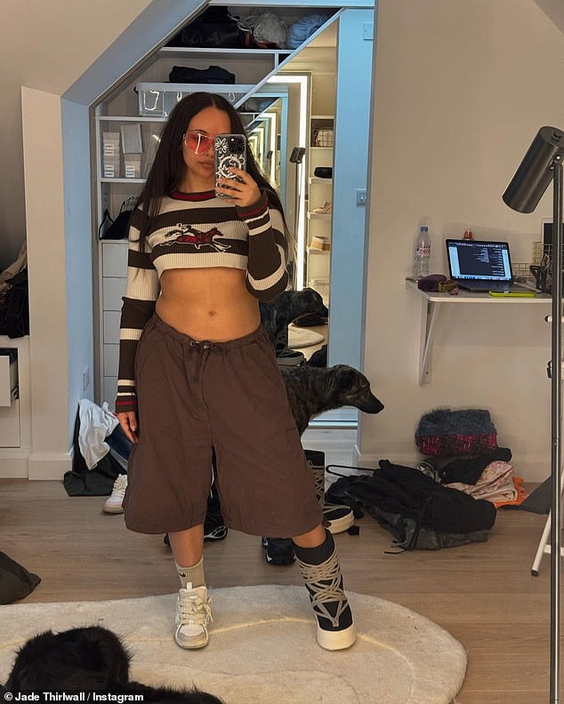 Na prvom od mnogih selfija u ogledalu odabrala je kratki kratki džemper i par ružičastih naočala dok je pozirala u širokim smeđim kratkim hlačama