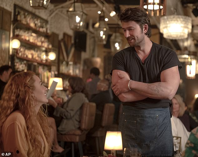 U filmskoj adaptaciji It Ends With Us (na slici), koja se temelji na istoimenom ljubavnom romanu Colleen Hoover, Sklenar glumi Atlasa Corrigana, prijatelja iz djetinjstva, prvog dečka i prvu ljubav Livelynog lika, Lily Bloom