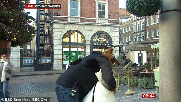 Dolazi nakon što je Carol Kirkwood (62) iz BBC-jevog doručka ostala pocrvenjeti nakon što je pozvana na poljubac uživo u ponedjeljak tijekom njezine vremenske prognoze u Covent Gardenu u Londonu