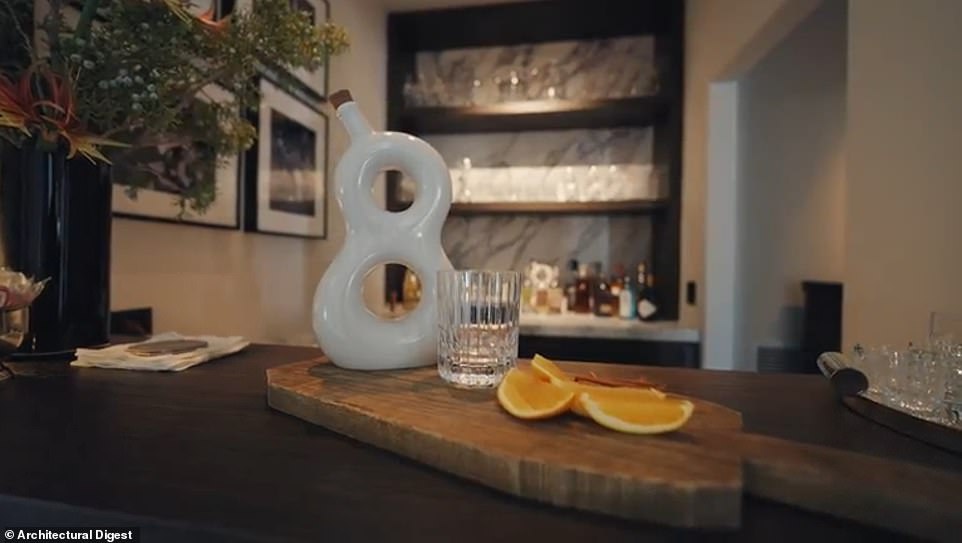 Osnivačica 818 Tequile također je pokazala svoj bar i nastavila si točiti blagdansko piće