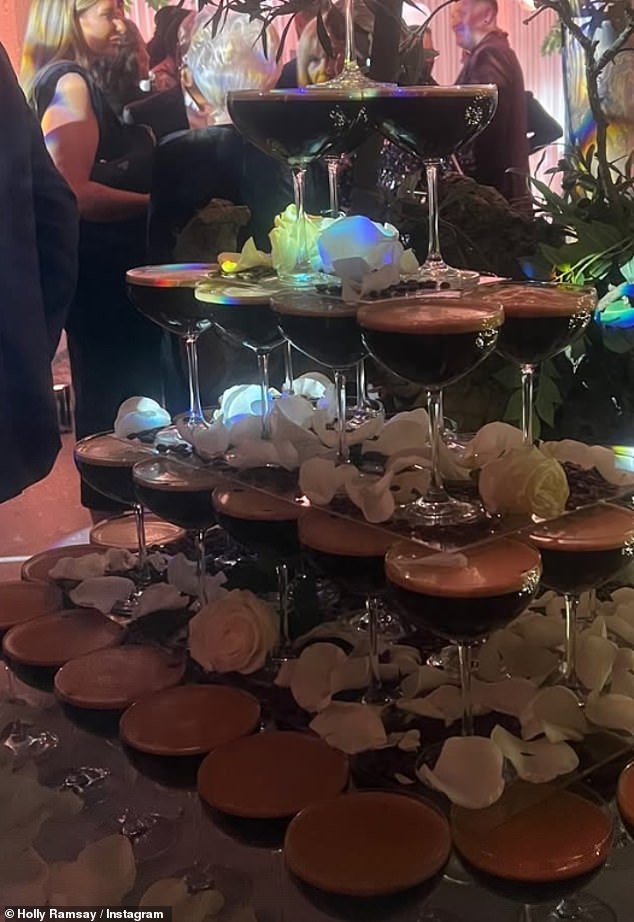 Holly je pokazala koliko je afera bila ekstravagantna i objavila je snimku ogromnog stabla za espresso martini