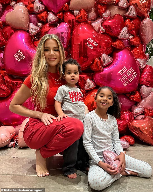 Khloé Kardashian i njezina djeca - True, 6, i Tatum, dvije - preskočili su tulu; viđen u veljači 2024