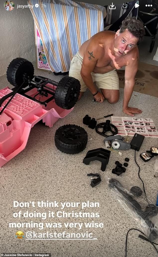 Objavila je fotografiju Karla koji je izgledao pod stresom i pokušava sastaviti ružičasti Barbie auto za Harper jer je napravio početničku pogrešku i sastavio ga tek na božićno jutro