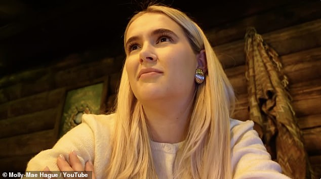Na drugom mjestu u videu, Molly-Mae razgovarala je sa svojom najboljom prijateljicom Taylom-Blue Watts o tome kako su ljudi primijetili da joj je teško u komentarima njenih vlogova