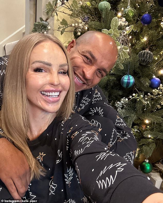 U međuvremenu, Katie Piper podijelila je mnoštvo dragih fotografija sa svojim suprugom Richardom Jamesom Suttonom, dok je par nosio iste pidžame