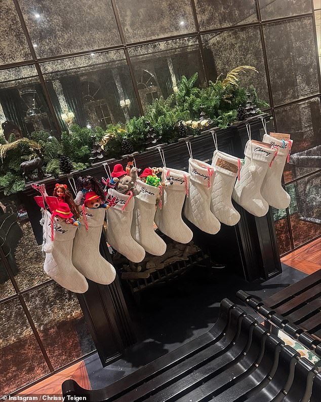 Također je podijelila snimku obiteljskih slatkih personaliziranih božićnih čarapa koje su bile do vrha pune slatkiša