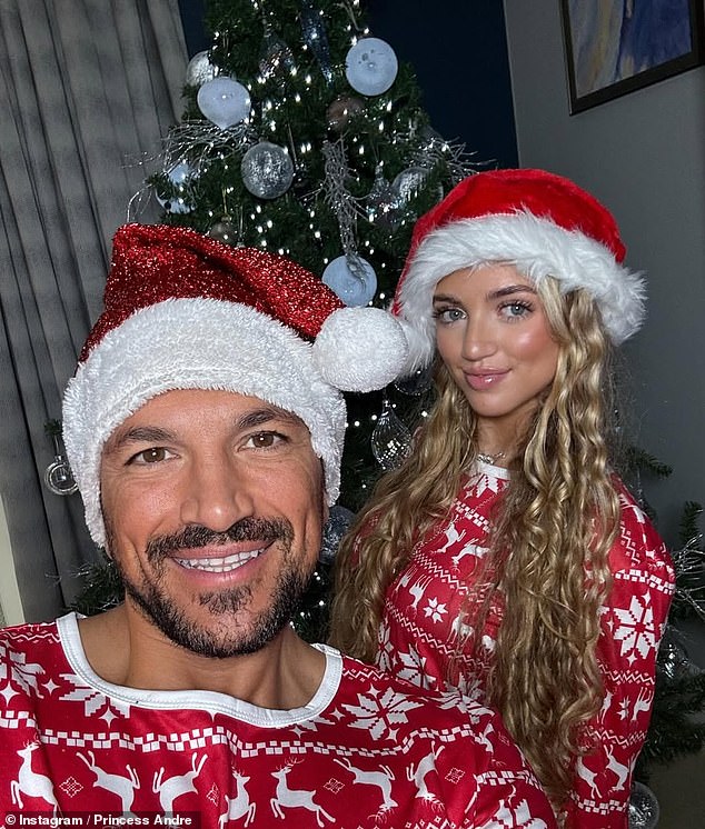 U međuvremenu, Katien bivši suprug Peter Andre i kći Princess odjenuli su iste svečane pidžame dok su zajedno proveli Božić