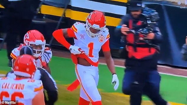 Činilo se da je Xavier Worthy spominjao pištolj kad je povukao košulju