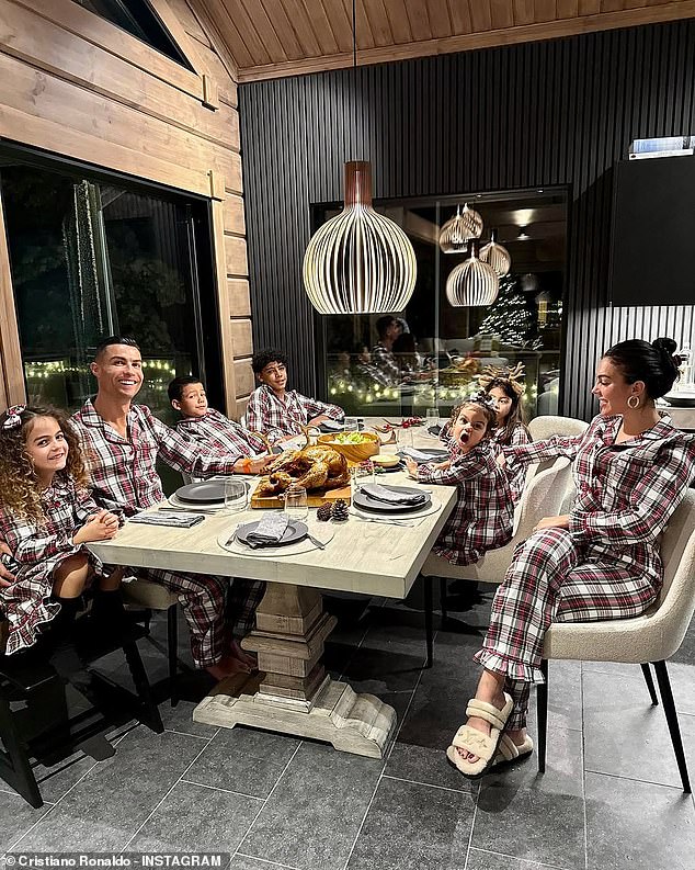 Cristiano Ronaldo na fotografiji sa svojom djevojkom Georginom Rodriguez (30) i svojom djecom Cristianom Ronaldom Jr (14), Alanom Martinom (8), blizancima Evom Marijom i Mateom (7) i Bellom (2)