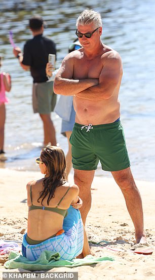 Sa svojim slatkim i paprenim pramenovima zalizanim unatrag, bivša zvijezda NRL-a završio je svoj 'dad bod' look parom crnih sunčanih naočala