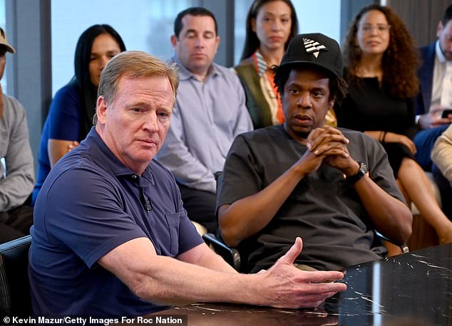Knowles-Carter je lako postigla navodni nastup plaćen 20 milijuna dolara s obzirom na to da je njezin opkoljeni suprug Jay-Z (R, na slici 2019.) imenovan NFL-ovim strategom za zabavu s glazbom uživo i izvršnim producentom showa na poluvremenu Rogera Goodella (L) u 2019