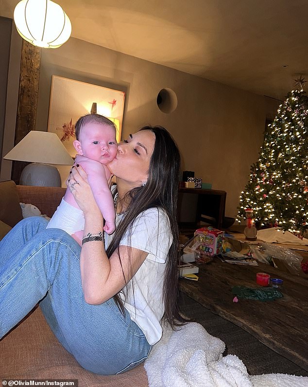 Olivia Munn kaže da su joj se sve božićne želje ostvarile dok je slavila praznik sa svojim suprugom Johnom Mulaneyem i njihovo dvoje djece