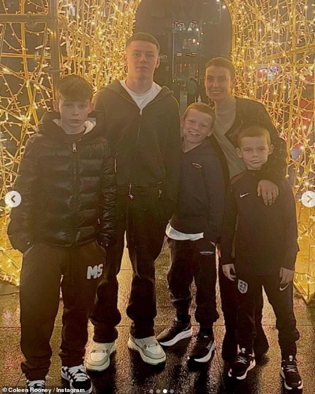 Podijelivši album na svom Instagramu, Coleen, koja je bila drugoplasirana u emisiji ITV jungle, napisala je: 'Sretan Božić od mene za vas!! Nadam se da je za sve vas bilo puno ljubavi i smijeha. Sjećanje na sve voljene koji ne mogu biti s nama. puno ljubavi'