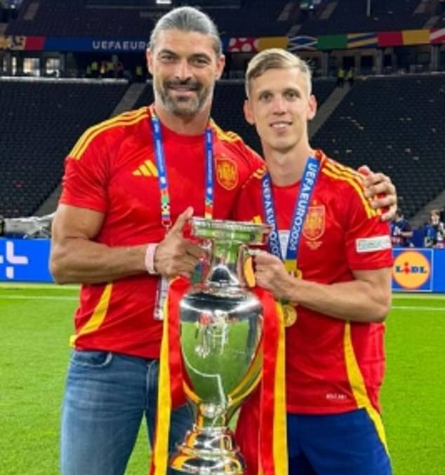 Olmov agent Andy Bara (lijevo) bio je u Manchesteru ovaj tjedan nakon što su klubovi Premier lige bili upozoreni na situaciju s veznjakom