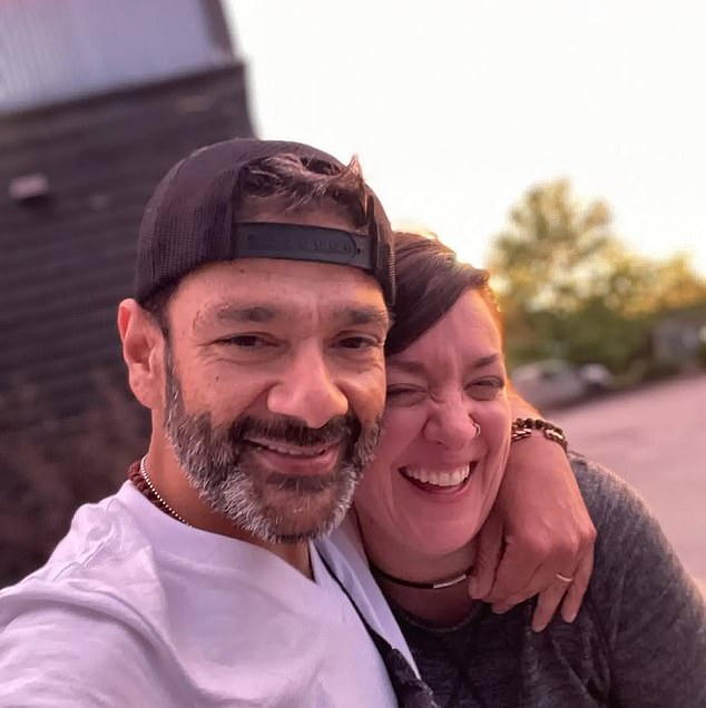 Uzevši se na Instagram priče, Weiss je objavio iskren snimak Shannon koji je održao pozitivan test trudnoće, s radosnim natpisom: