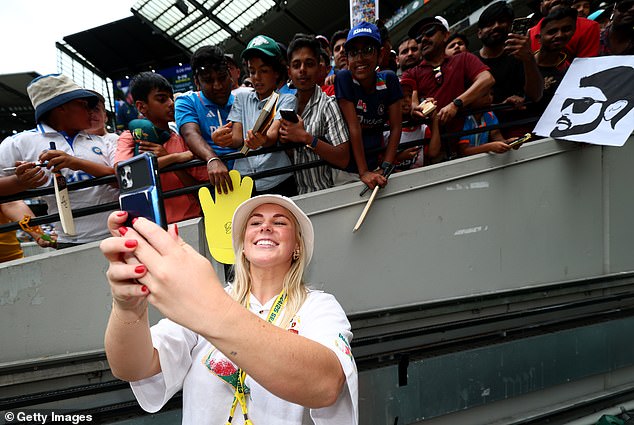Brooke je također uočena kako stoji ispred prepune tribine MCG-a i snima selfie ili dva za uspomenu na tu prigodu