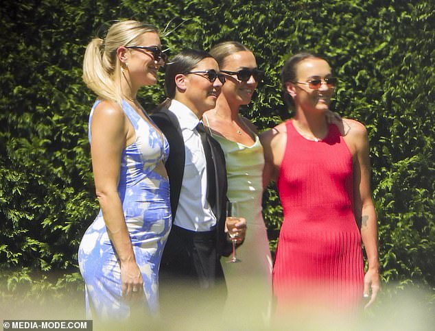 Nekoliko Van Egmondovih suigrača bilo je nazočno, uključujući Sam Kerr (druga slijeva) koja je pozirala za fotografije zajedno sa svojom partnericom Kristie Mewis (lijevo). Zvijezda Arsenala Katie McCabe (druga s desna) i Caitlin Foord (desno) pridružile su se paru na fotografiji