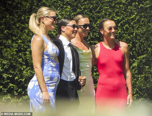 Suigrači Emily Van Egmond bili su prisutni s Kerr (druga slijeva) koja je pozirala za fotografije zajedno sa svojom partnericom Kristie Mewis (lijevo). Zvijezda Arsenala Katie McCabe (druga s desna) i Caitlin Foord (desno) pridružile su se paru na fotografiji