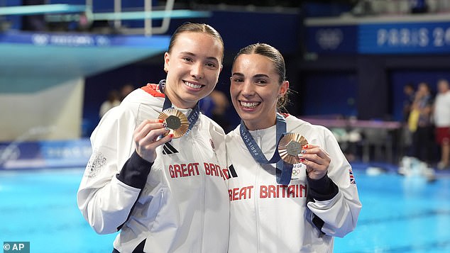 Britanka Yasmin Harper (lijevo) koja je sa Scarlett Mew Jensen osvojila prvu britansku medalju u skokovima u vodu, također je priznala da je njezina medalja pokazala znakove istrošenosti, ali to nije pokvarilo njezin uspjeh