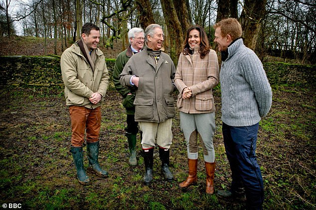 Julia Bradbury na fotografiji sa svojim kolegama iz serije Countryfile Mattom Bakerom (krajnje lijevo) i Adamom Hensonom (krajnje desno) uz Johna Cravena i Nj.KV Princa od Walesa (na slici 2013.)