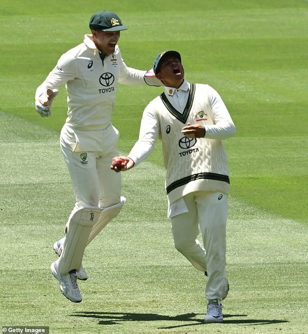 Usman Khawaja (sprijeda) i Alex Carey (straga) slave otpuštanje Virata Kohlija