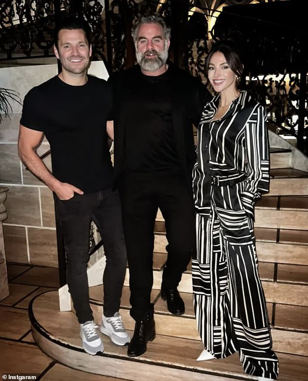 Dok su obožavatelji i slavni prijatelji preplavili komentare svojim čestitkama, Michelle i Markov prijatelj Dylan Hunt (u sredini) koji je vlasnik restorana Sheesh u Essexu, pusti mačku iz torbe
