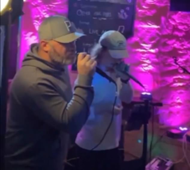 Rooney je ranije ove godine viđen kako pjeva karaoke u pubu